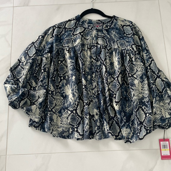 Vince Camuto Tops - NWT Vince Camuto size medium women’s blouse